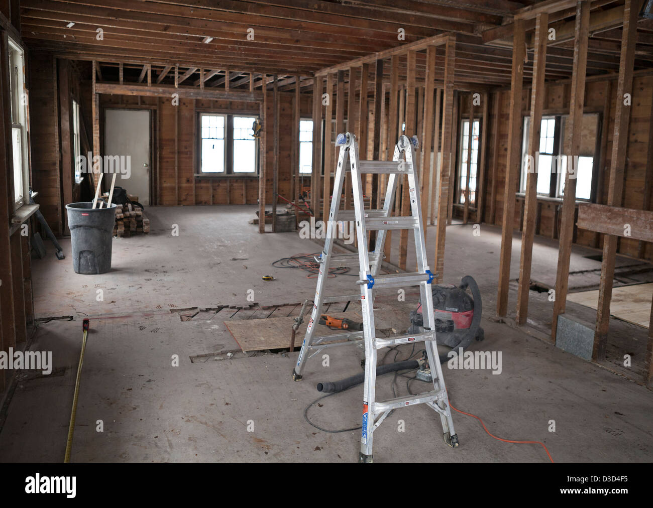 Ein verlassenes Haus wird ein total neues Gesicht für einen neuen Hausbesitzer. Stockfoto