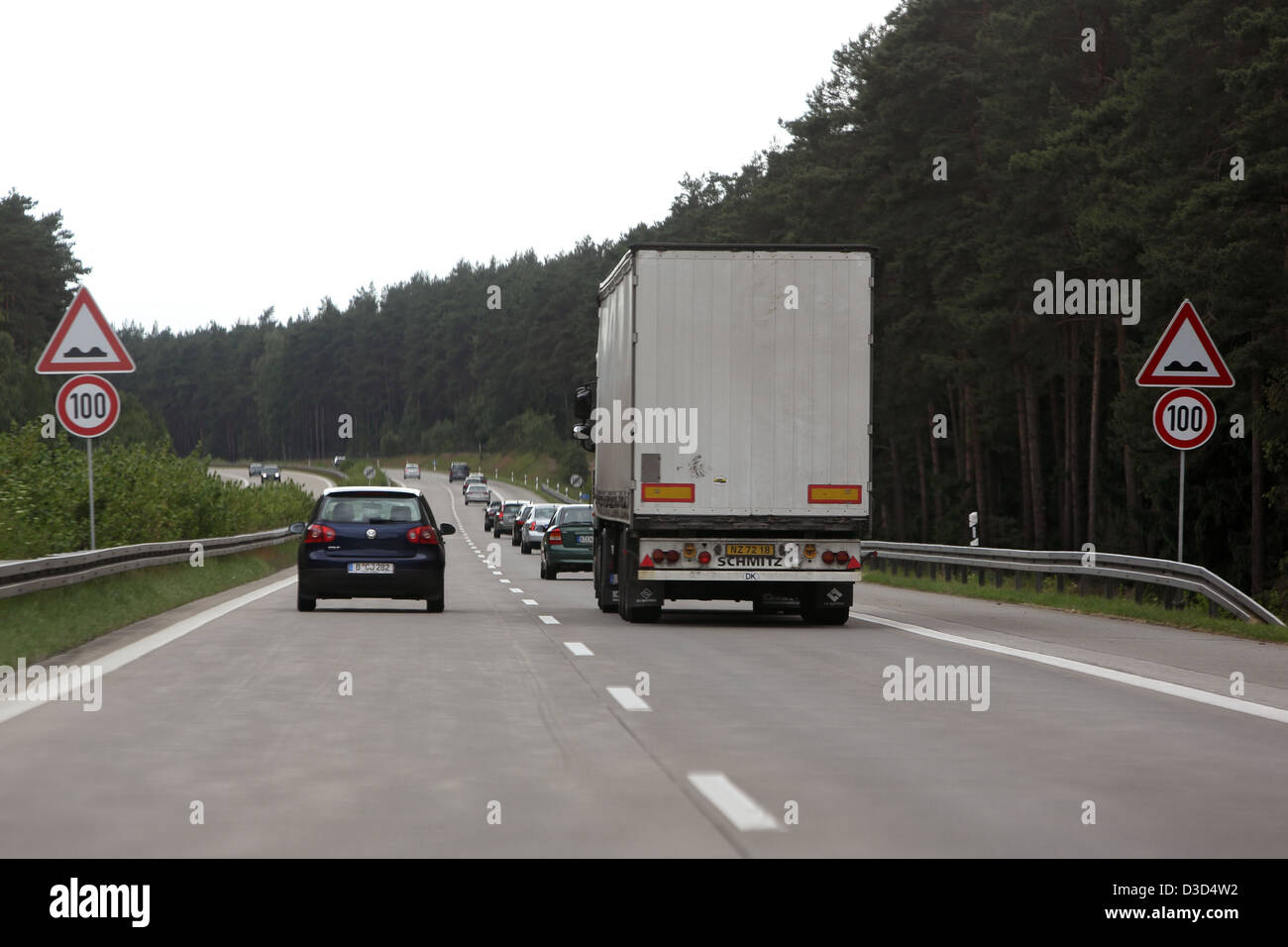 Malchow, Deutschland, Warnschilder, unebenen Pflaster auf die A19 in Richtung Berlin Stockfoto