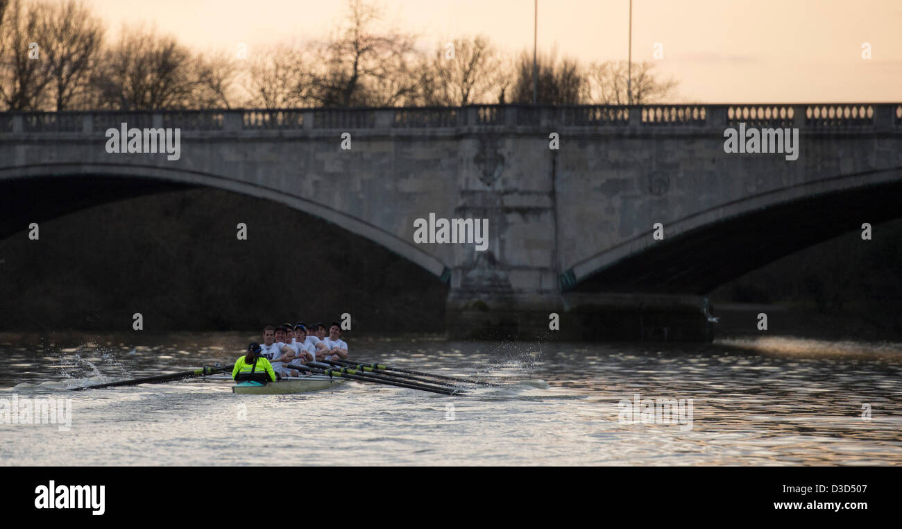 Putney nach Mortlake Boat Race, Themse, London, UK. 16. Februar 2013. Cambridge University Boat Club Vs Bootsrennen der University of Washington. Cambridge Blau Boots Crew:-B: Mailand Bruncvik, 2: Grant Wilson, 3: Ty Otto, 4: Steve Dudek, 5: Alexander Scharp, 6: Niles Garratt, 7: George Nash, S: Alexander Fleming, C: Henry Fieldman. Universität von Washington Crew:-B: Julian Svoboda, 2: 3 Alexander Perkins: Sam Dommer, 4: Marcus Bowyer, 5: Alex Bunker, 6: Colin McCabe, 7: Henry Meek, S: Dusan Milovanovic, C: Lisa Caldwell. Stockfoto