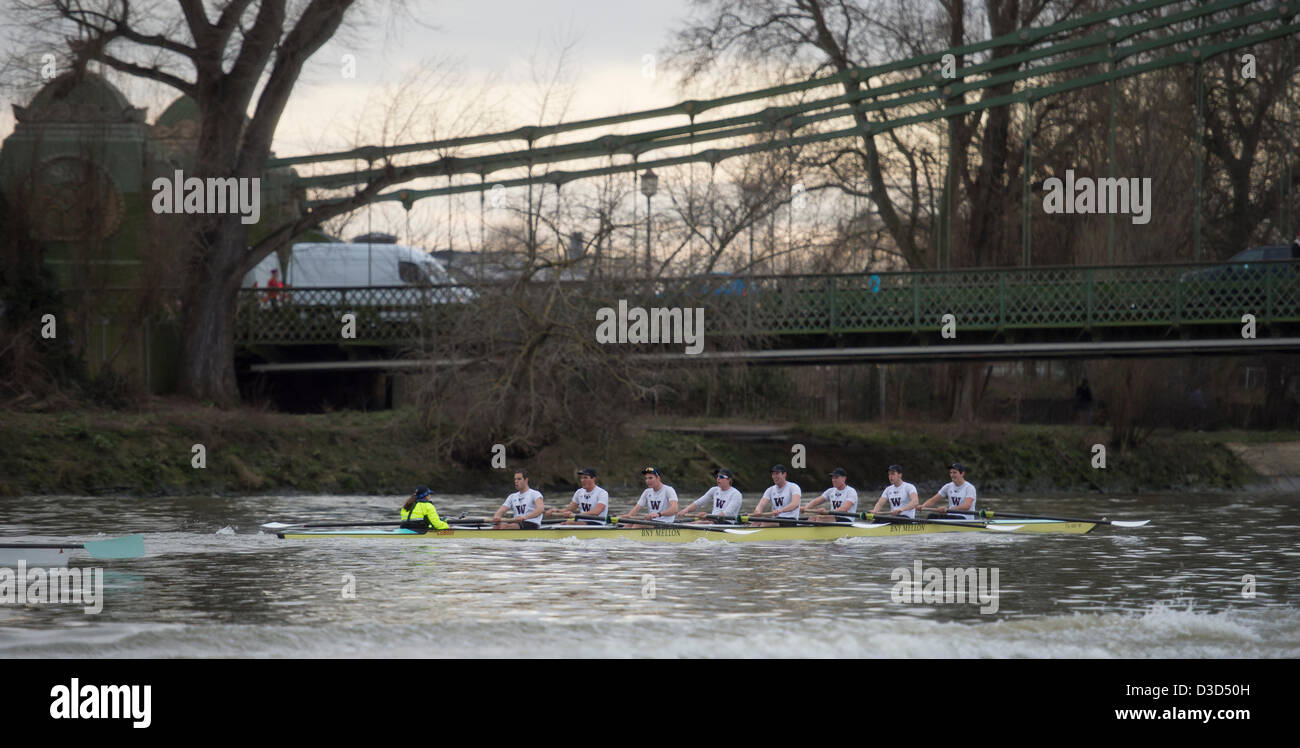 Putney nach Mortlake Boat Race, Themse, London, UK. 16. Februar 2013. Cambridge University Boat Club Vs Bootsrennen der University of Washington. Cambridge Blau Boots Crew:-B: Mailand Bruncvik, 2: Grant Wilson, 3: Ty Otto, 4: Steve Dudek, 5: Alexander Scharp, 6: Niles Garratt, 7: George Nash, S: Alexander Fleming, C: Henry Fieldman. Universität von Washington Crew:-B: Julian Svoboda, 2: 3 Alexander Perkins: Sam Dommer, 4: Marcus Bowyer, 5: Alex Bunker, 6: Colin McCabe, 7: Henry Meek, S: Dusan Milovanovic, C: Lisa Caldwell. Stockfoto