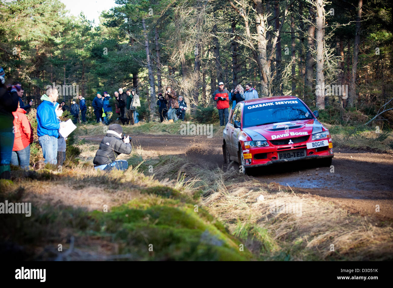 Rallye-Autos konkurrieren, während der schottische Schneemann-Rallye in und rund um den Wald von Inverness, Schottisches Hochland Stockfoto