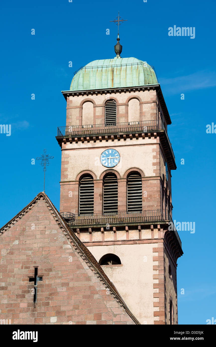 Turm von Sainte Croix Kirche, Kaysersberg, Frankreich Stockfoto
