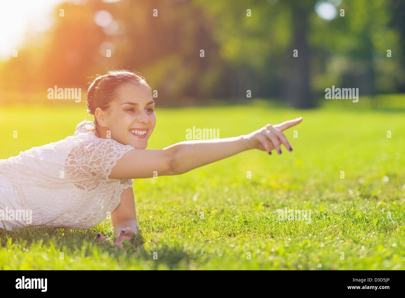 Glückliches Mädchen auf Wiese und Hinweis auf Textfreiraum Stockfoto