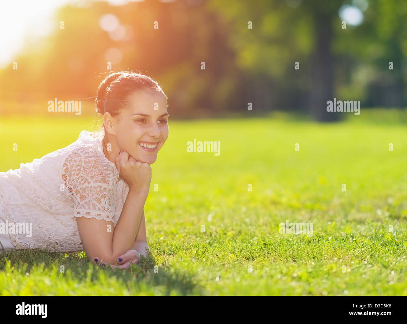 Lächelndes Mädchen auf Wiese und Blick auf Textfreiraum Stockfoto