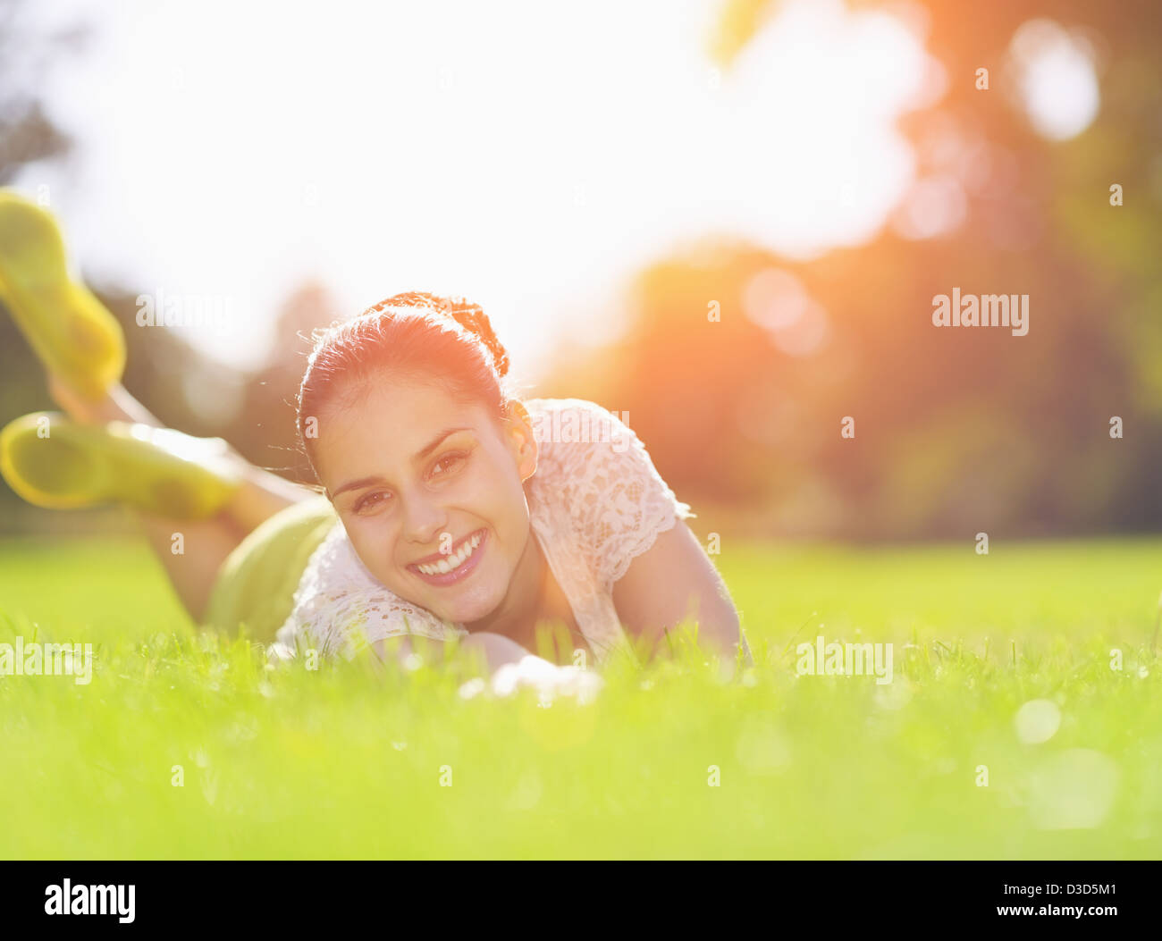 Lächelnde Mädchen genießen Frühling Stockfoto