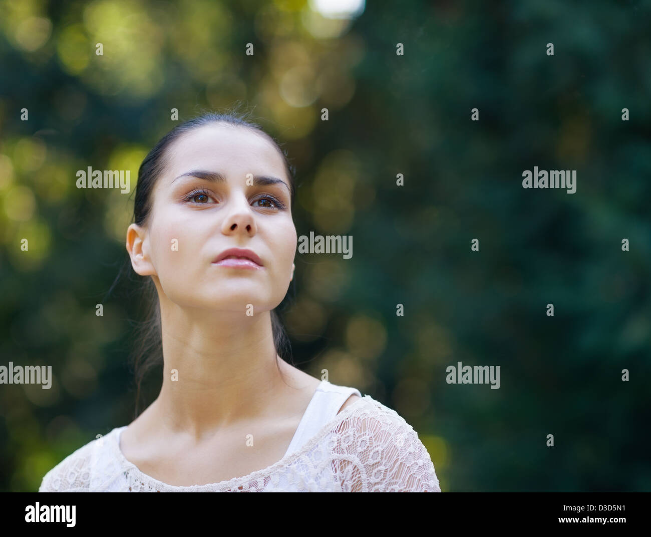 Porträt von nachdenklich Mädchen im freien Stockfoto