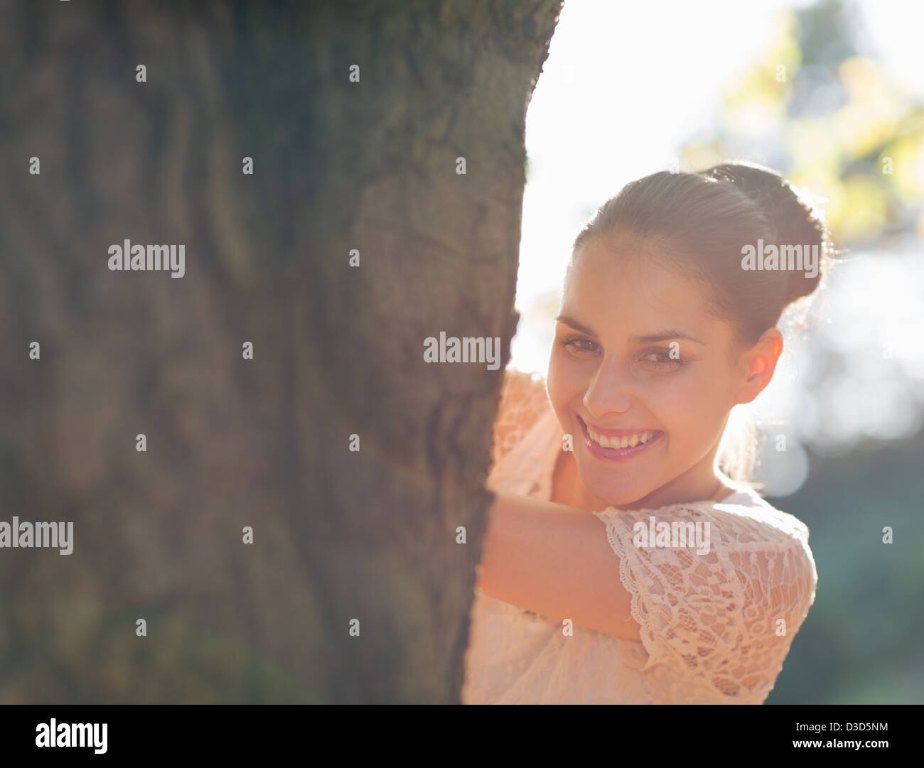 Glückliches Mädchen mit Blick vom Baum Stockfoto