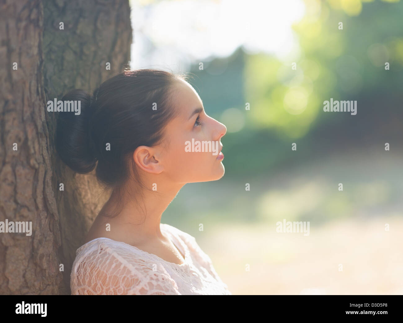 Nachdenklich Mädchen am Baum gelehnt und blicken auf Textfreiraum Stockfoto