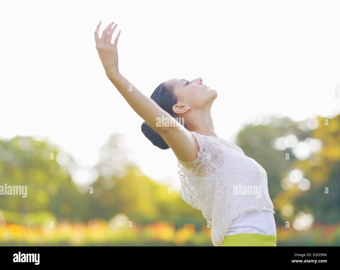 Mädchen genießen Frühling im freien Stockfoto