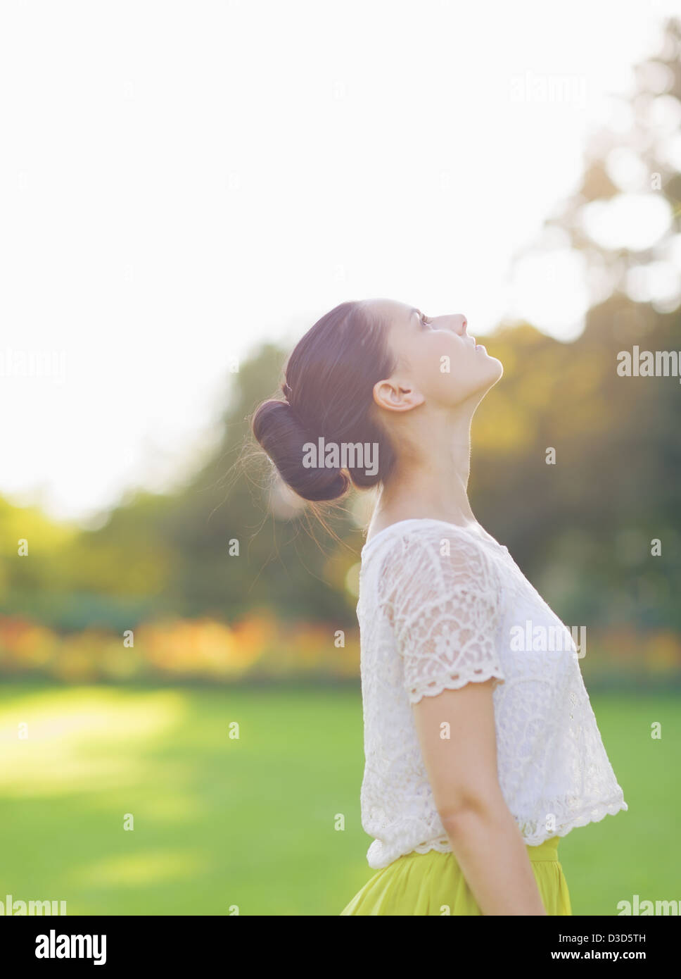 Mädchen genießen Frühling im freien Stockfoto