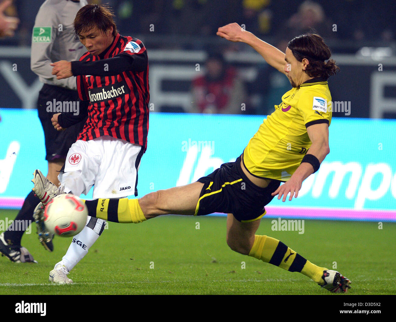 Dortmunder Neven Subotic (R) wetteifert um den Ball mit der Frankfurter Takashi Inui in der deutschen Bundesliga-Fußballspiel zwischen Borussia Dortmund und Eintracht Frankfurt im Signal Iduna Park in Dortmund, Deutschland, 16. Februar 2013. Foto: FEDERICO GAMBARINI (Achtung: EMBARGO Bedingungen! Die DFL ermöglicht die weitere Nutzung der nur bis zu 15 Bilder (keine Sequntial Bilder oder Video-ähnliche Reihe der Bilder erlaubt) über das Internet und Online-Medien während des Spiels (einschließlich Halbzeit), im Stadion oder vor dem Start des Spiels entnommen. Die DFL erlaubt die uneingeschränkte tr Stockfoto