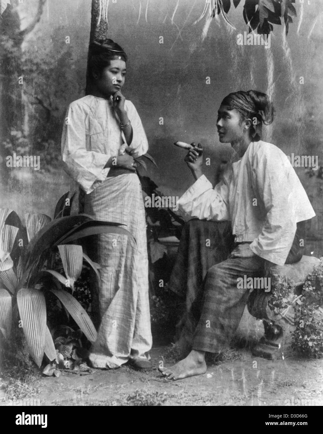 Birmanischen Frauen, man raucht eine Zigarre, um 1910 Stockfoto