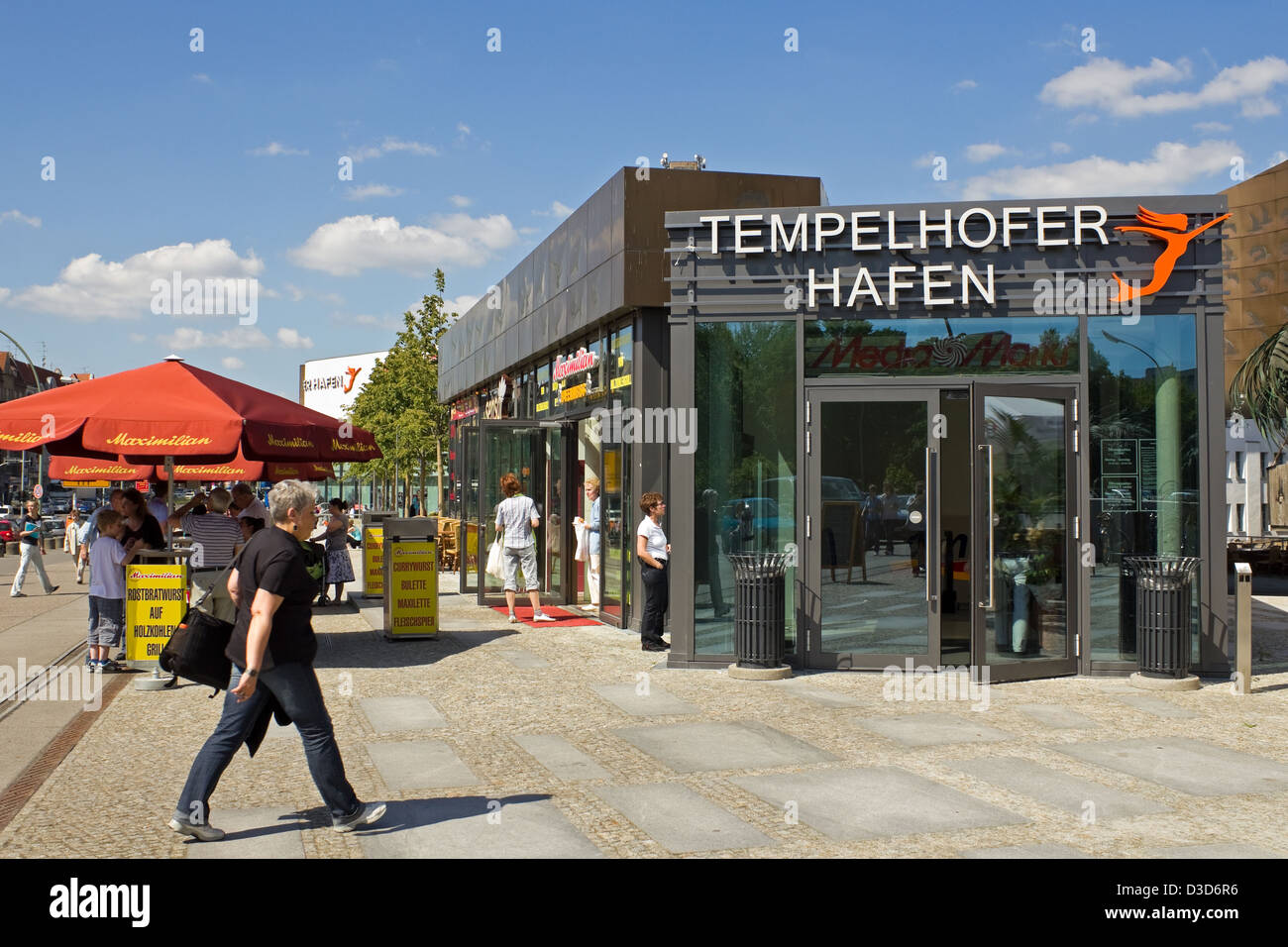 Berlin, Deutschland, Zugang zum Einkaufszentrum Tempelhofer Hafen Stockfoto