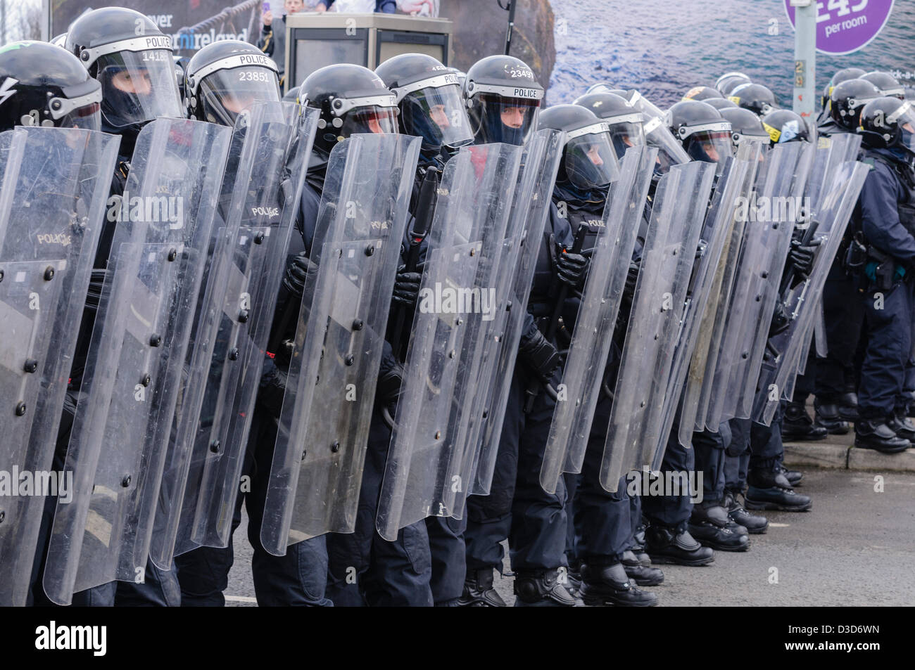 16. Februar 2013. Belfast, Nordirland.  Polizei in Kampfmontur mit Armadiillo Crowd Control Schilde gekleidet sorgen für eine Menge von Demonstranten halten zurück.  Bildnachweis: Stephen Barnes/Alamy Live-Nachrichten Stockfoto