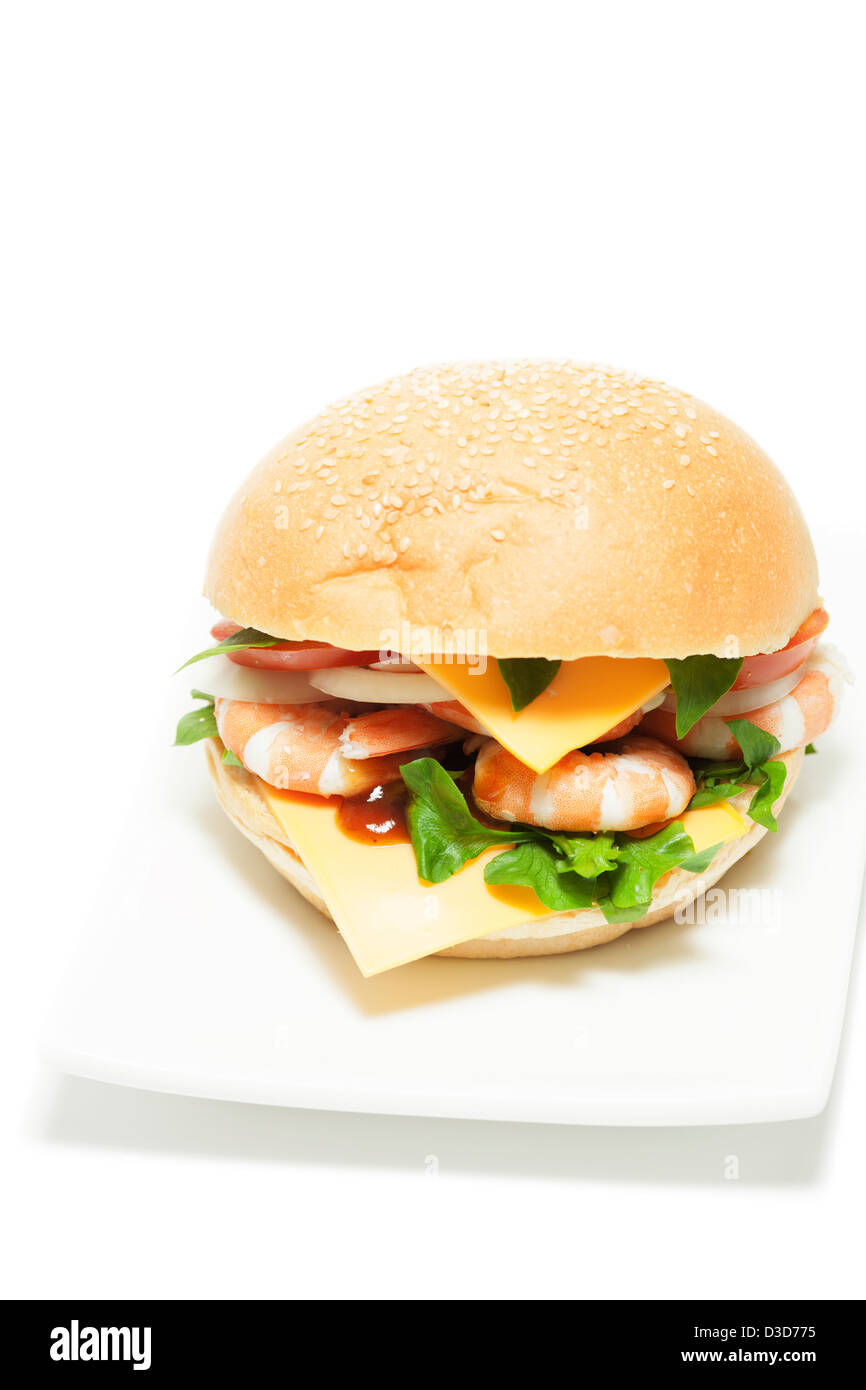 Garnelen Burger auf dem Teller, isoliert auf weißem Hintergrund Stockfoto