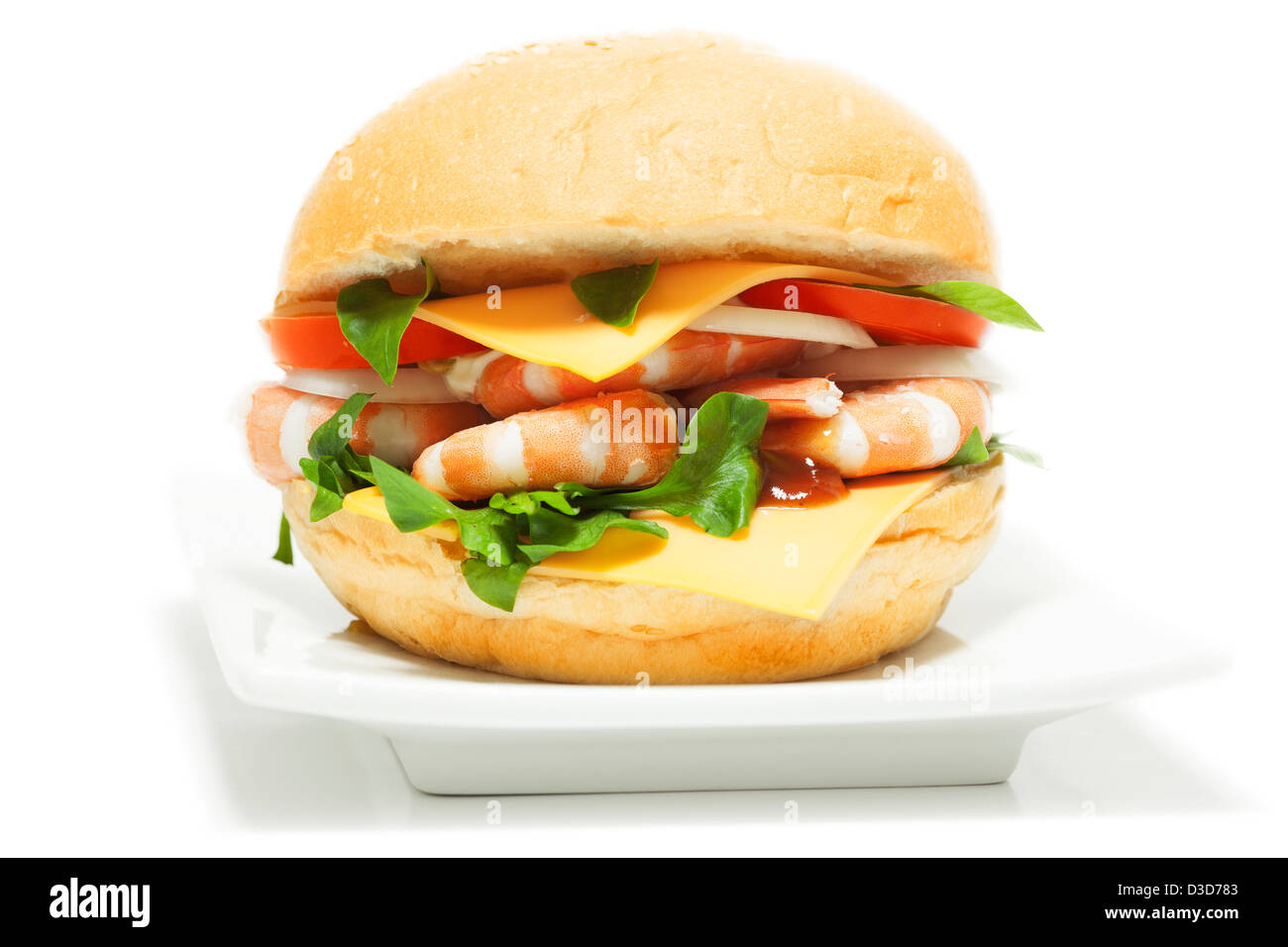 Leckere Garnelen Burger auf dem Teller. Isoliert auf weißem Hintergrund. Stockfoto
