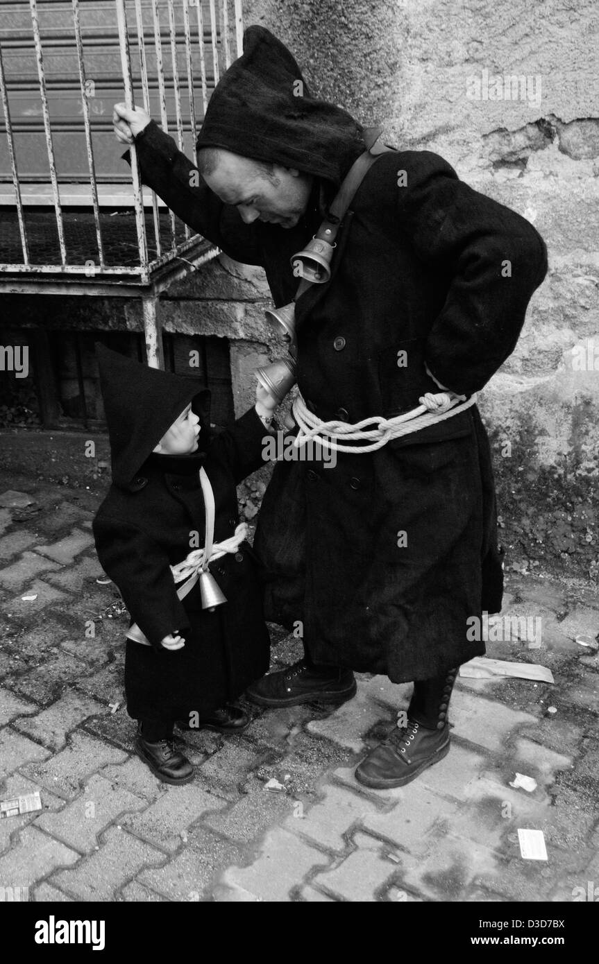 Die alten und traditionellen "Thurpos", eine typische schwarze und schwarz-Gesicht Maske des Karnevals Orotelli, Barbagia, Sardinien, Italien Stockfoto
