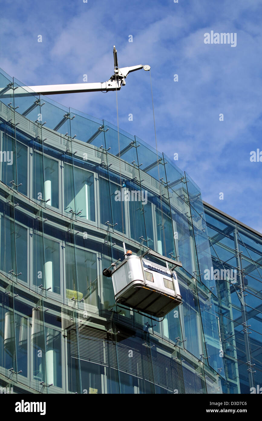 Berlin, Deutschland, Glaser kontrollieren die Fenster eines Gebäudes nach außen Stockfoto