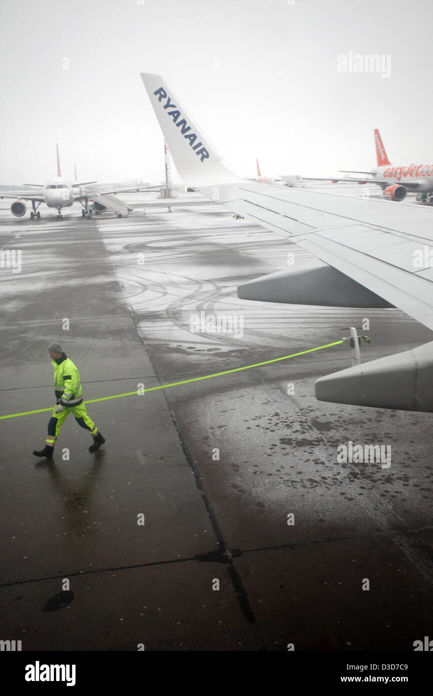 Bodenpersonal Schönefeld, Deutschland, Flughafen Berlin-Schönefeld führt vorbei an einem Ryanair-Flugzeug Stockfoto