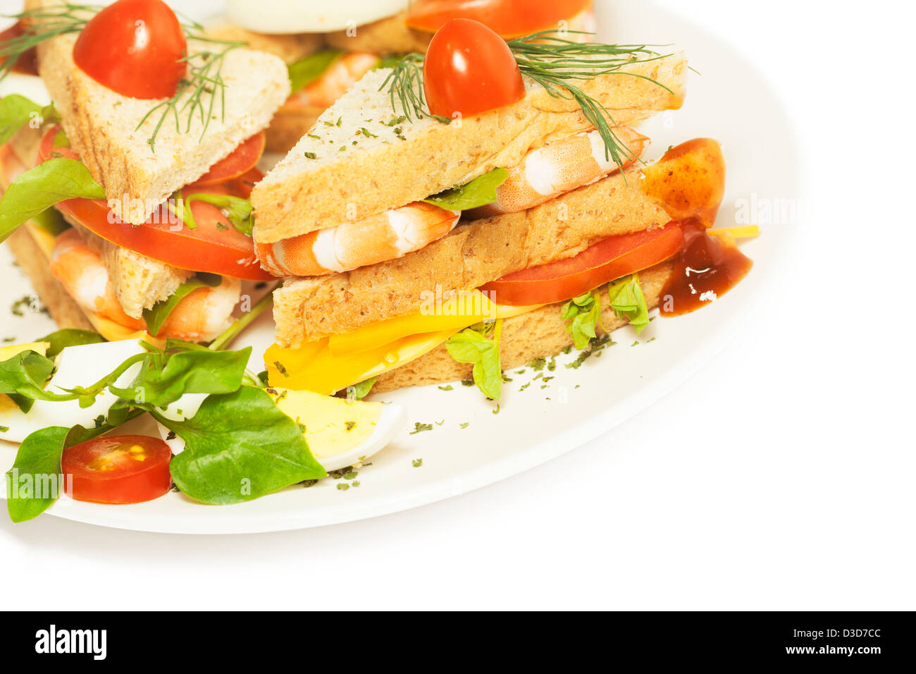 Garnelen-Sandwiches auf dem Teller vor weißem Hintergrund Stockfoto