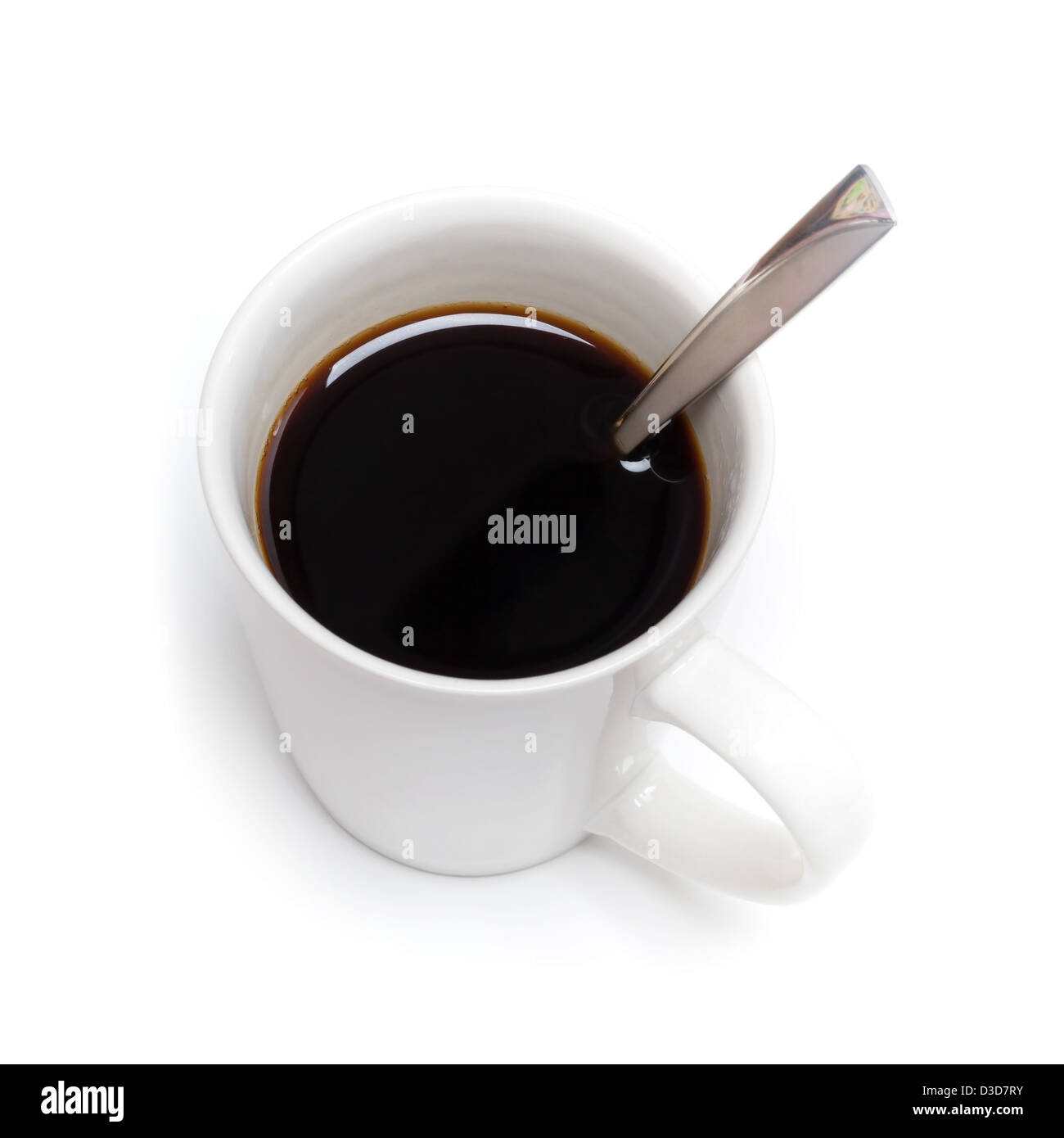 Schwarzer Kaffee in weiße Tasse mit Löffel auf weißem Hintergrund Stockfoto