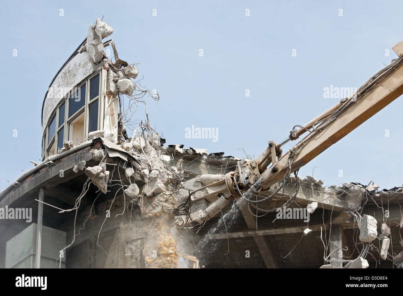 Leipzig, Deutschland, die so genannten Blechdose mit einem Abriss Abbruchzange Stockfoto