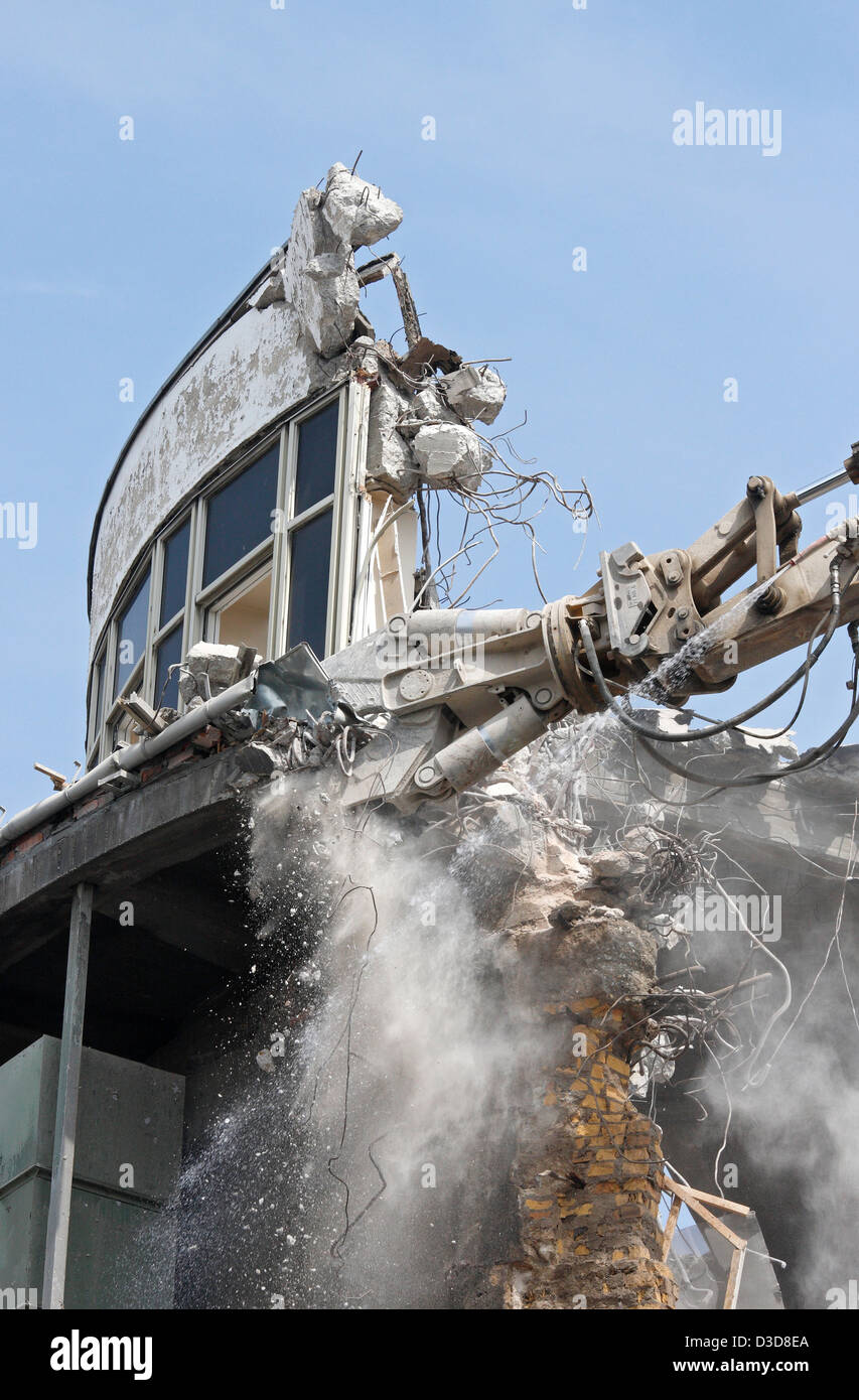 Leipzig, Deutschland, die so genannten Blechdose mit einem Abriss Abbruchzange Stockfoto