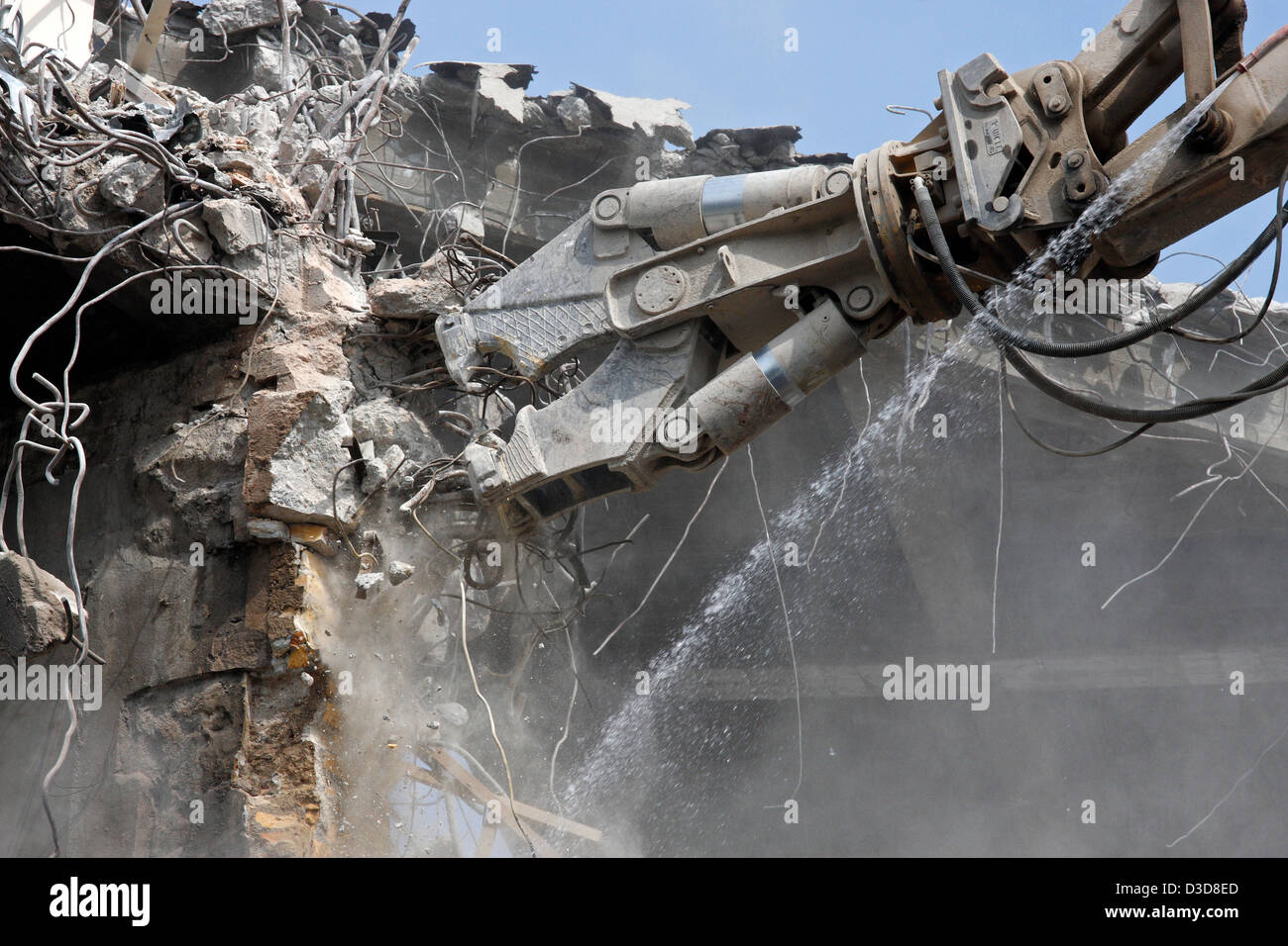 Leipzig, Deutschland, die so genannten Blechdose mit einem Abriss Abbruchzange Stockfoto