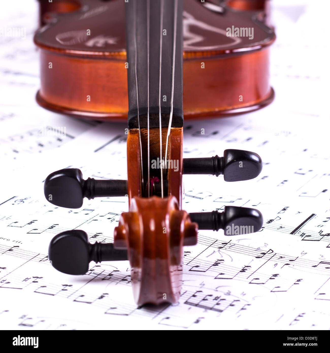 Details von einer alten Geige Kopf auf Kerben Stockfoto