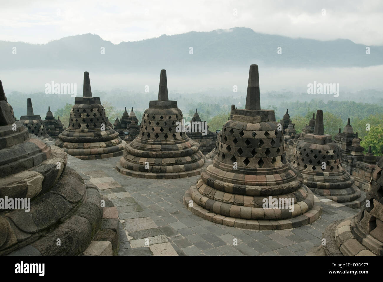 Chörten, enthalten verborgene Buddha-Statuen sitzen auf dem obersten Sockel des Borobudur buddhistischen Tempels in Java, Indonesien Stockfoto