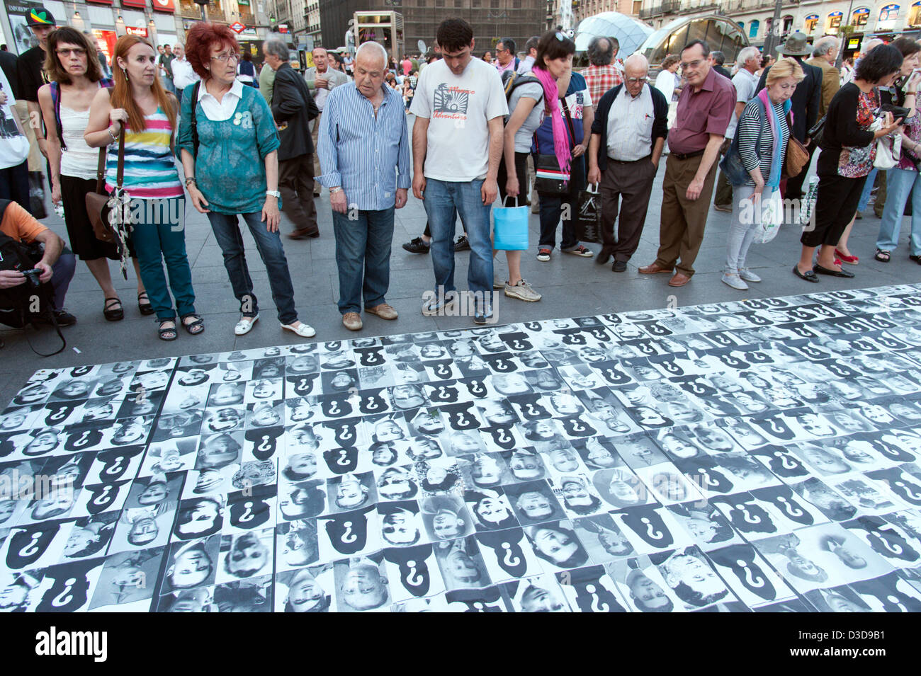 Menschen betrachten von Fotos der Opfer des spanischen Bürgerkriegs an der Puerta del Sol, Madrid, Spanien Stockfoto