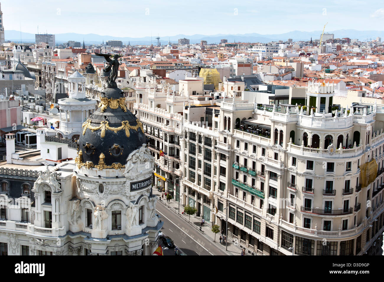 Ansicht der Gran Via und der Metropolis Gebäude von Circulo de Bellas Artes, Madrid, Spanien Stockfoto
