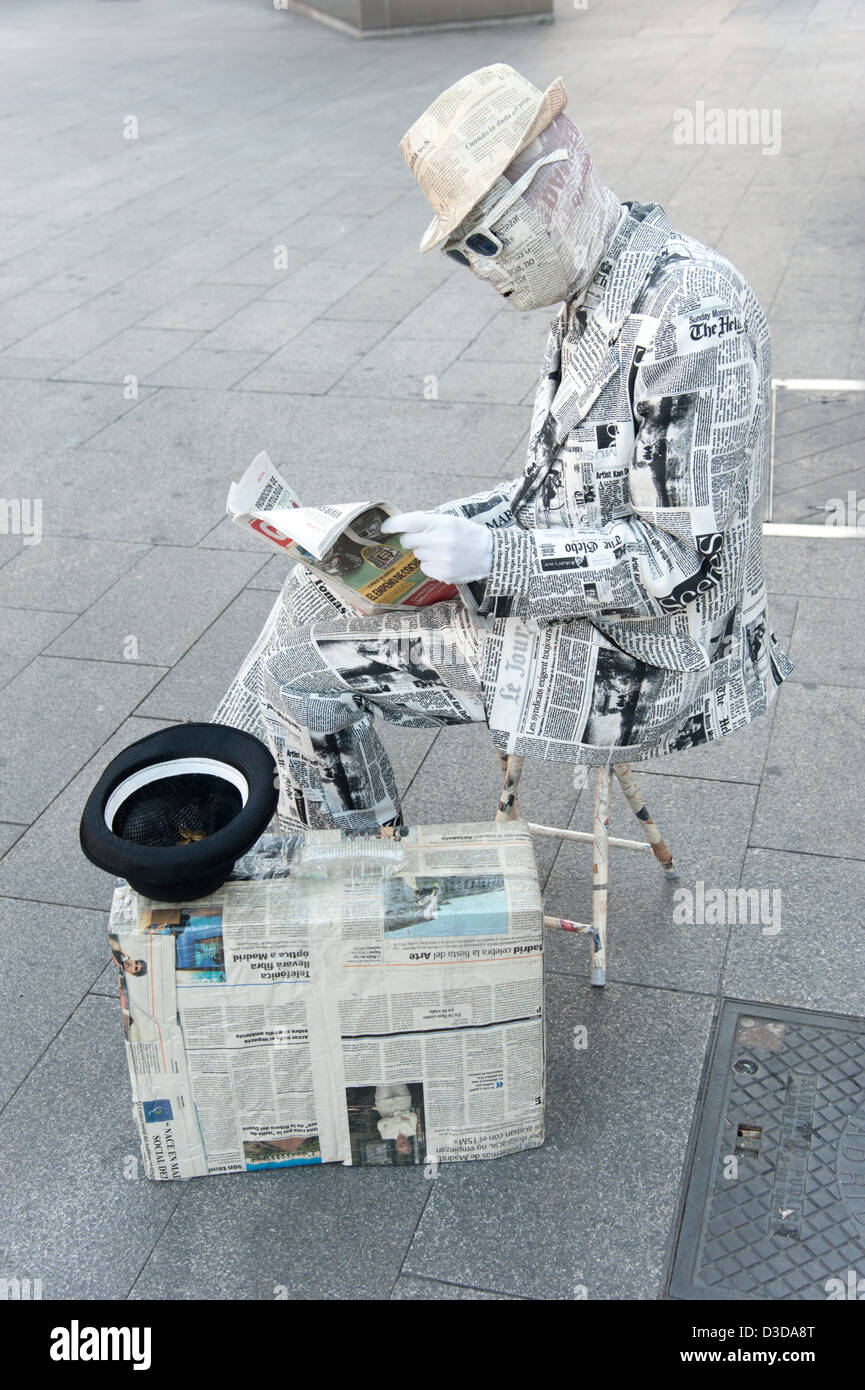 Lebende Statue der Zeitungsleser in Sol, Madrid, Spanien Stockfoto