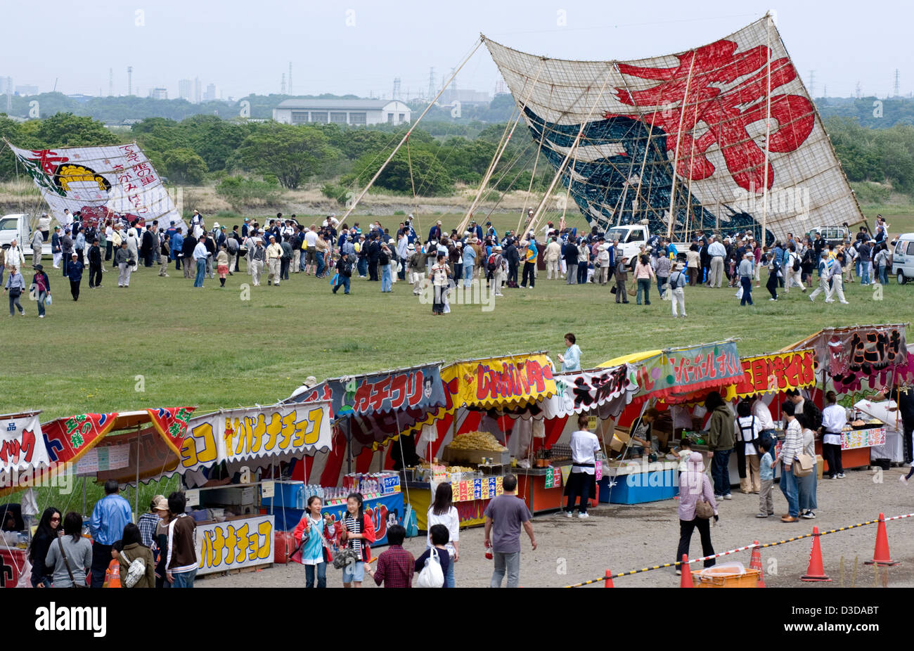 Team bekommt riesige Papier und Bambus Drachen mit einem Gewicht von 950 kg und misst 15 Meter Platz beim Sagami Kite Festival startbereit Stockfoto Team bekommt riesige Papier und Bambus Drachen mit einem Gewicht von 950 kg und misst 15 Meter Platz beim Sagami Kite Festival startbereit Stockfoto