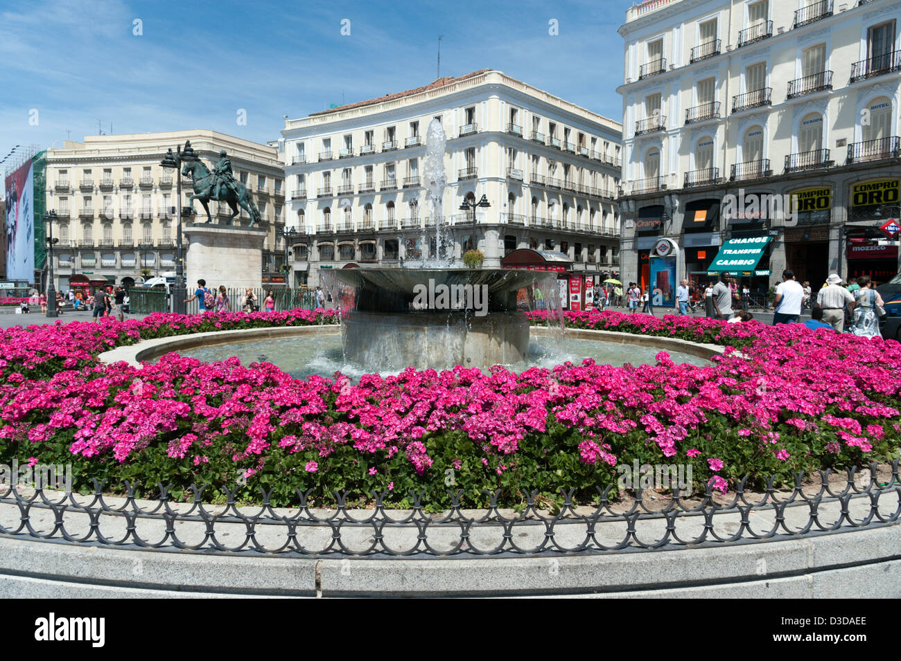 Blumenbeet rosa Geranien um Wasser-Brunnen in der Puerta del Sol, Madrid, Spanien Stockfoto