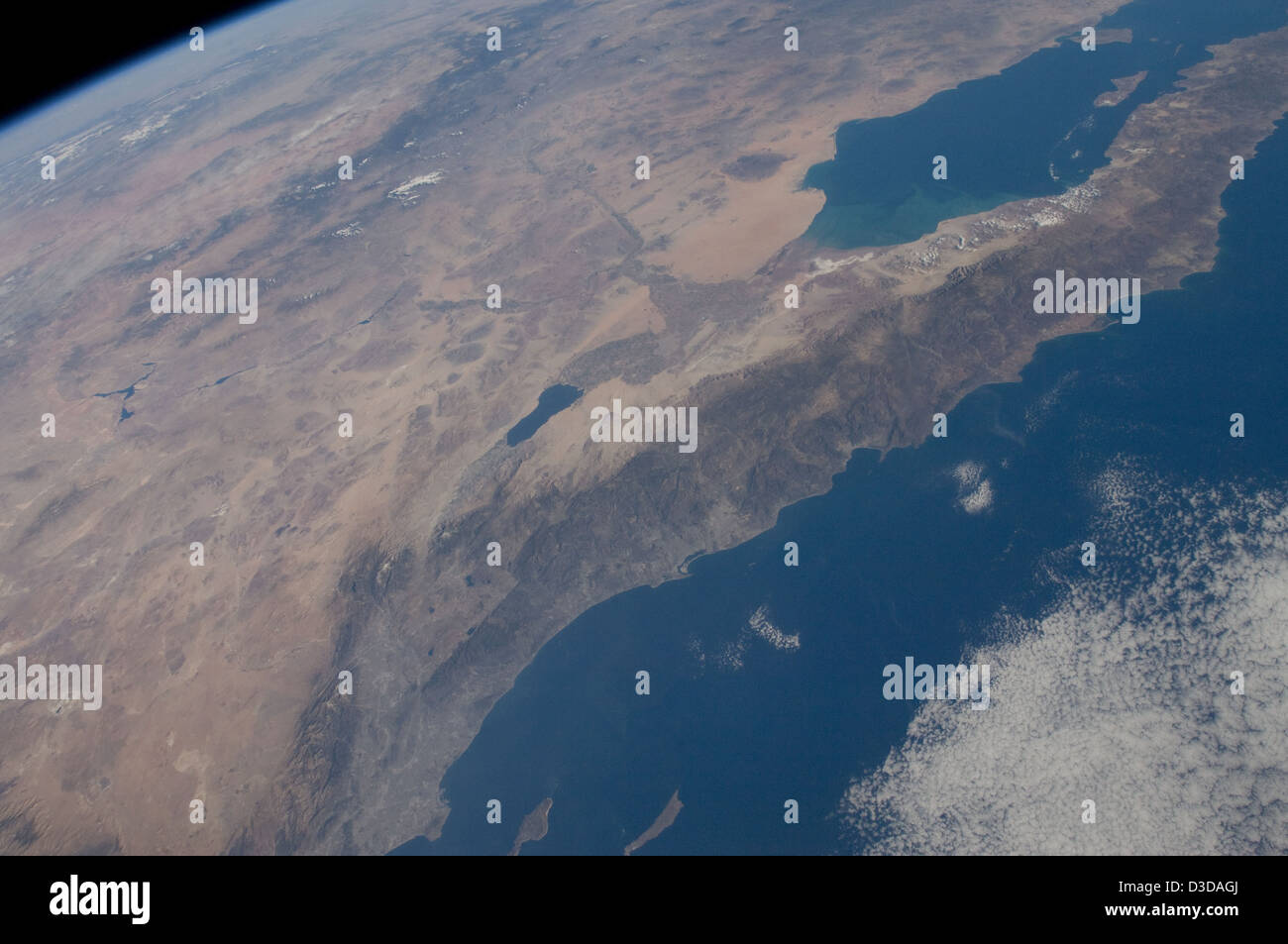 Ein Blick von der Internationalen Raumstation am 16. November 2011 fängt die Landschaften der USA und Mexikos ein, darunter die kalifornische Küste, der Colorado River und die Salton Sea. Die Daten der Crew Earth Observation liefern Einblicke in die Geographie und die Umweltmerkmale der Region. Stockfoto