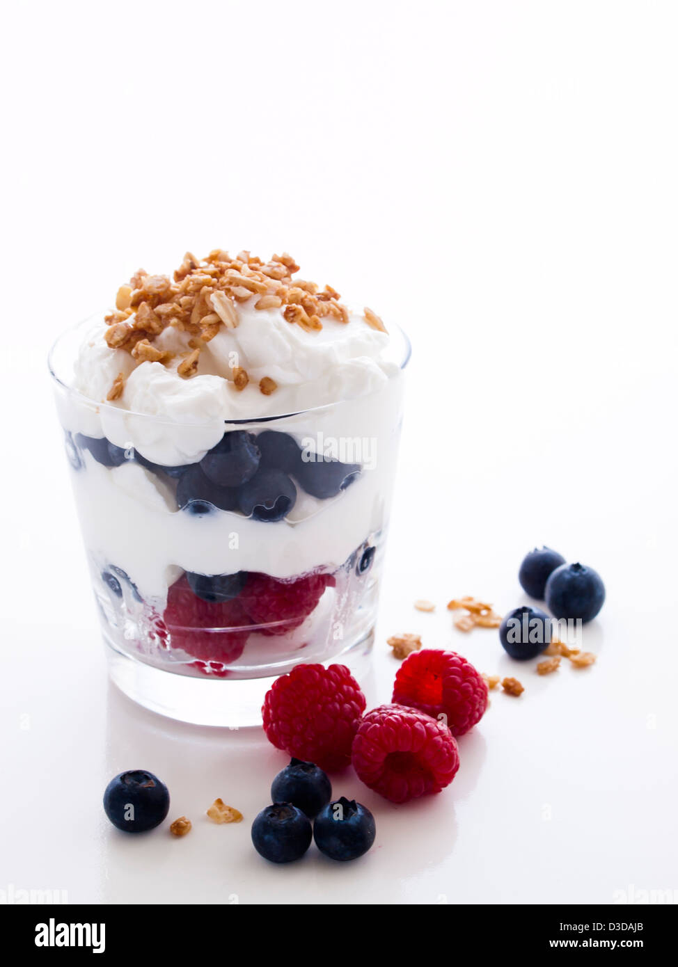 Leckeres Obst, Joghurt und Müsli Parfaits auf weißem Hintergrund Stockfoto