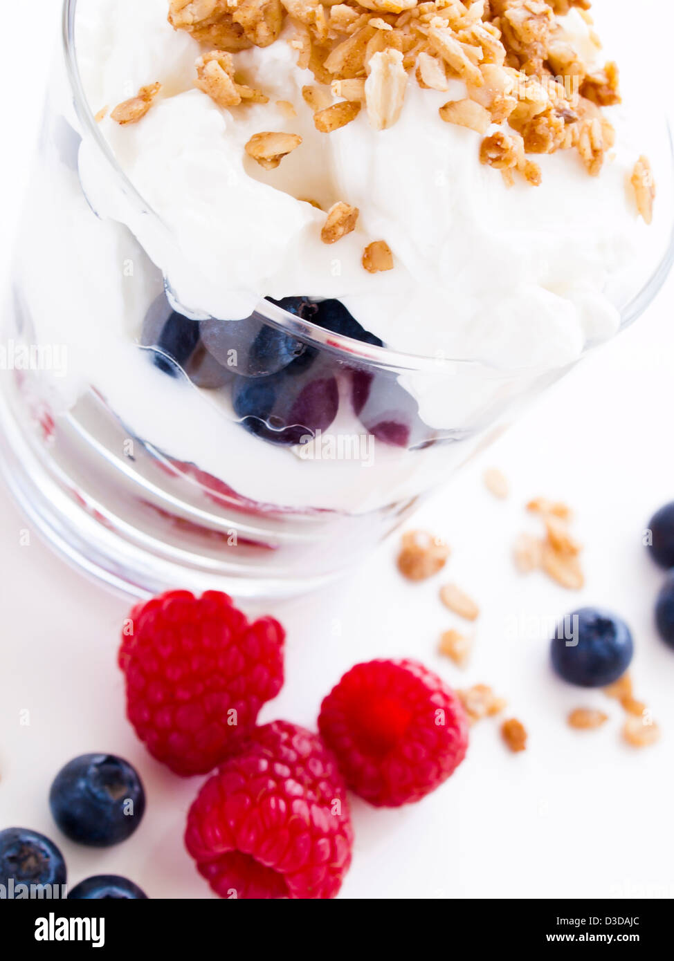 Leckeres Obst, Joghurt und Müsli Parfaits auf weißem Hintergrund Stockfoto