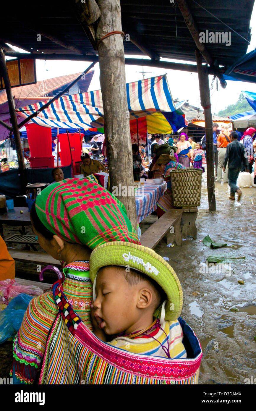 Sonntagsmarkt von Bac Ha Vietnam, Lao Cai Provinz, Flower Hmong-Minderheit Stockfoto