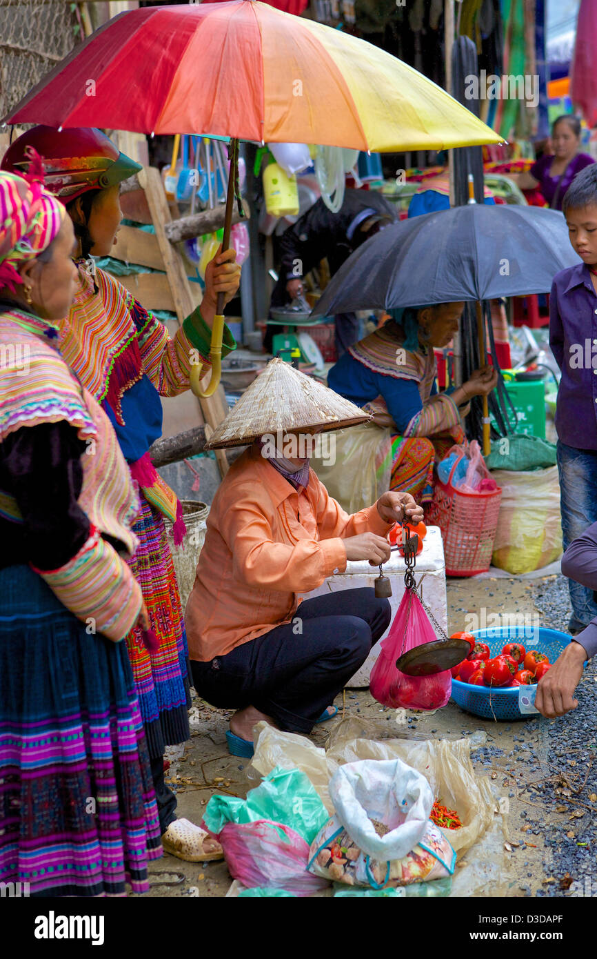 Sonntagsmarkt von Bac Ha Vietnam, Lao Cai Provinz, Flower Hmong-Minderheit Stockfoto
