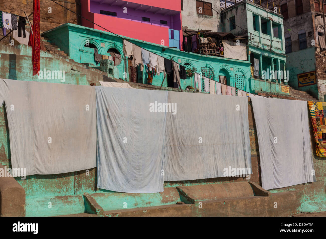 weiße Tücher trocknen, Varanasi, Indien Stockfoto