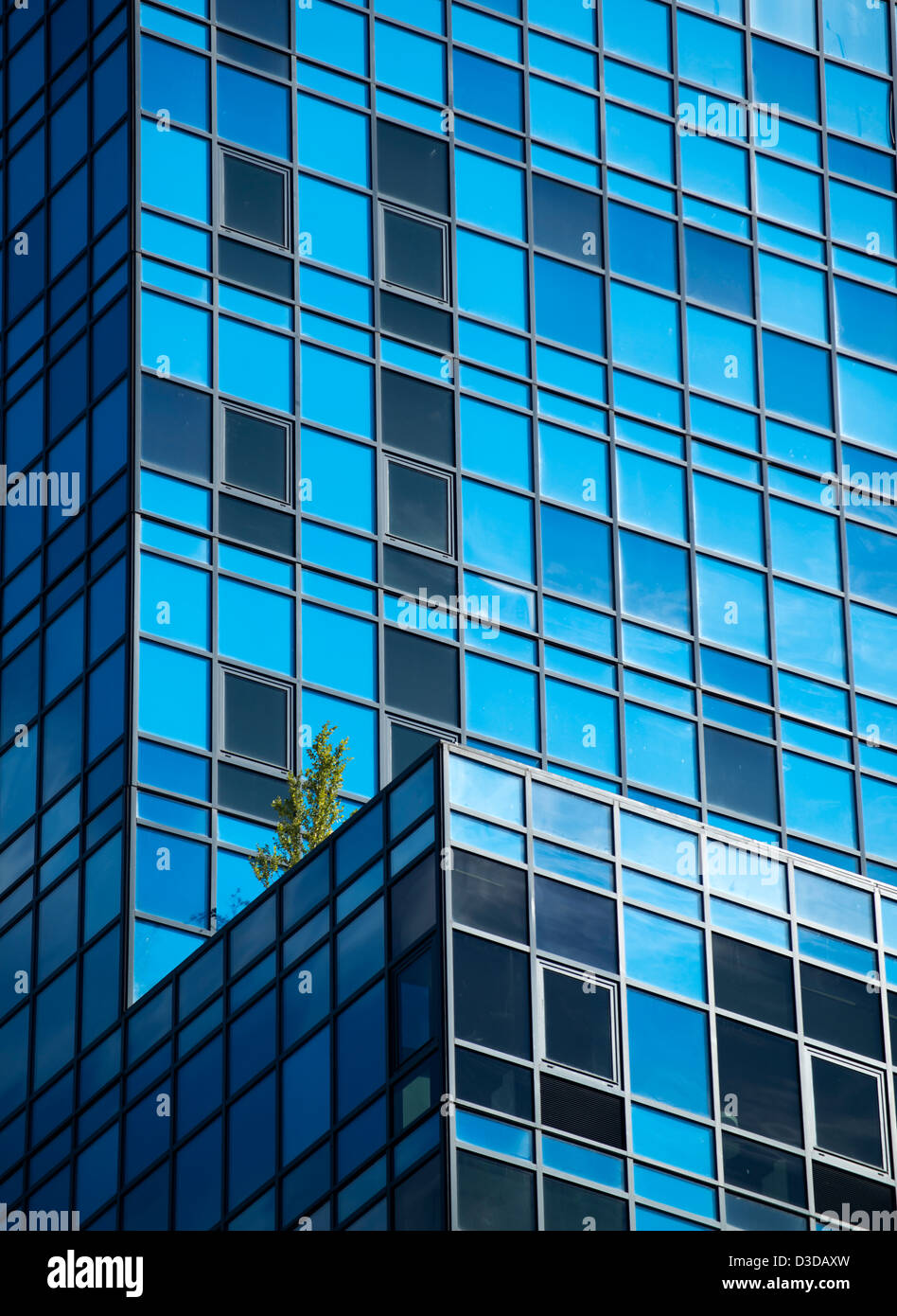 Das blaue Gebäude ist ein Wohnturm auf New Yorks Lower East Side. Stockfoto
