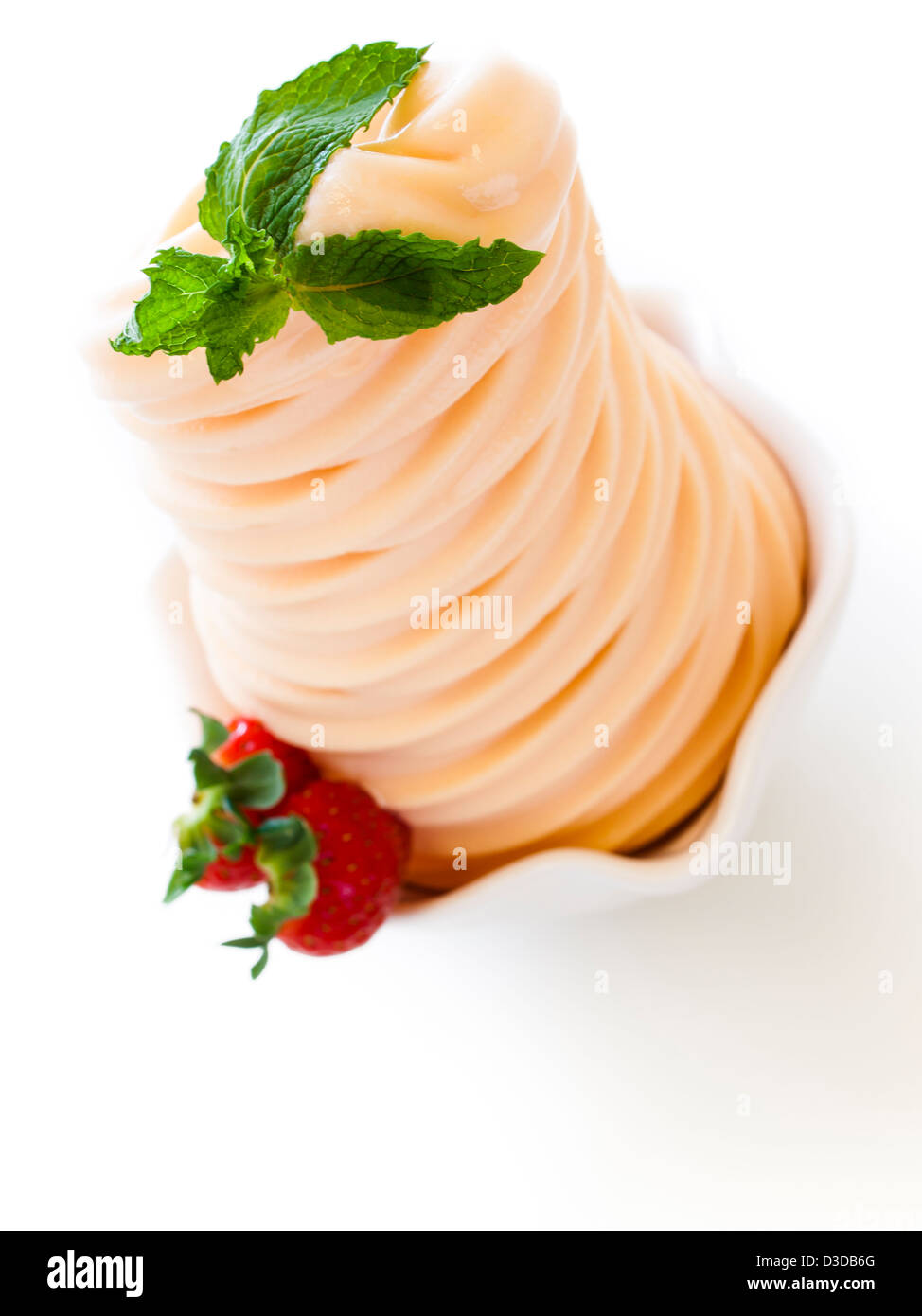 Tasse Soft-dienen gefrorenen Joghurt auf weißem Hintergrund. Stockfoto