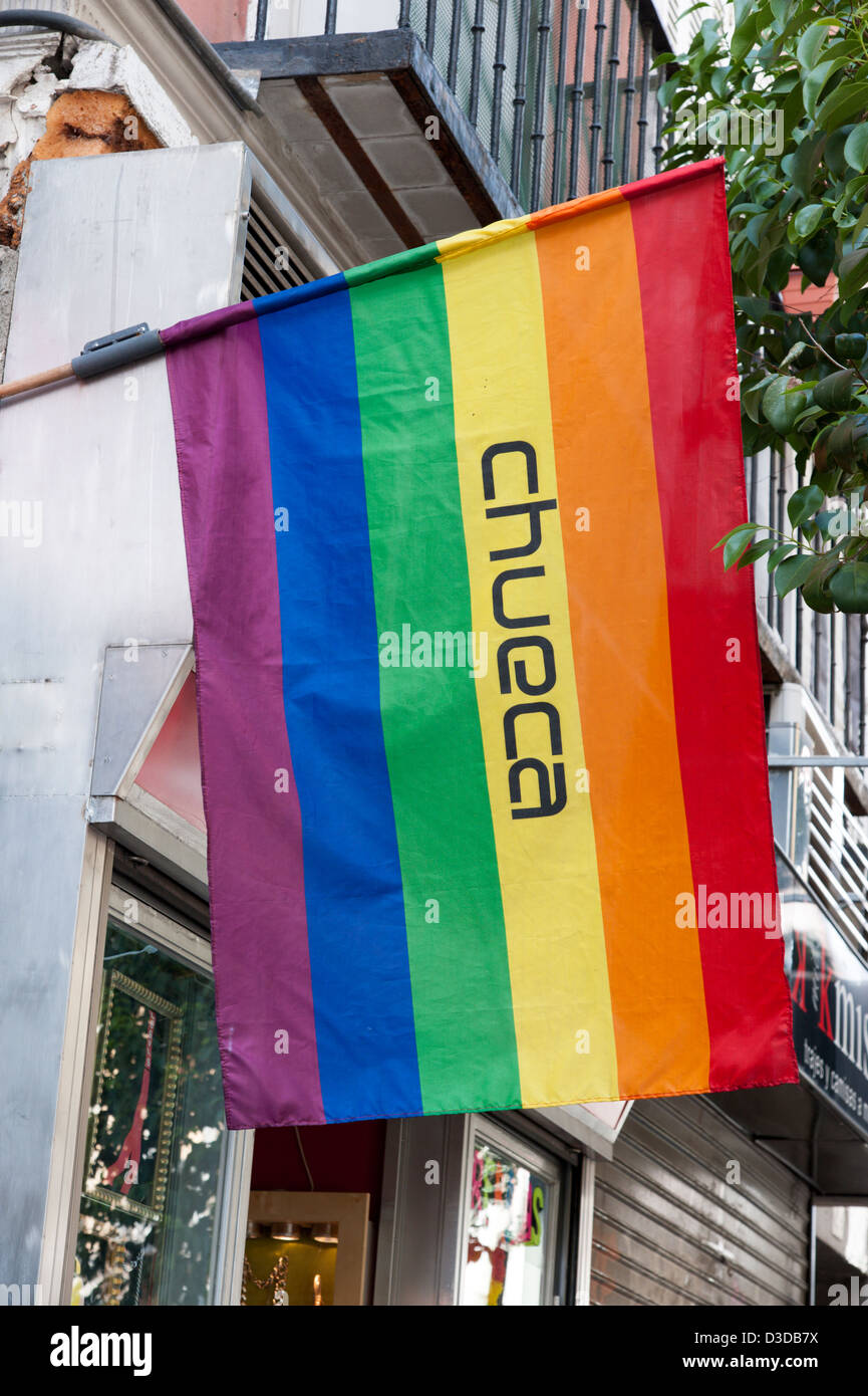 Gay Regenbogenfahne vor Geschäft in Chueca, Madrid, Spanien Stockfoto