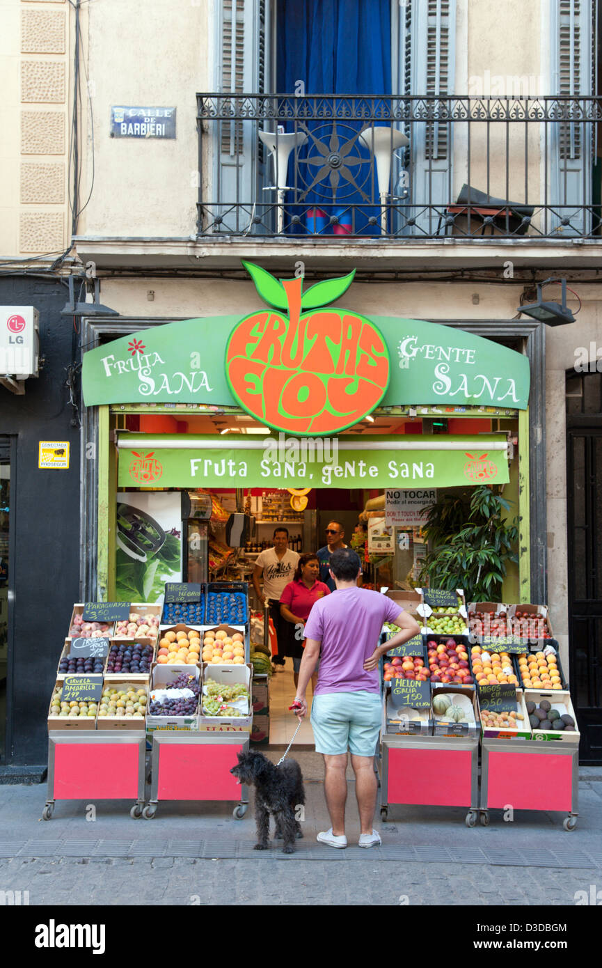 Mann, der Einkauf bei Obst und Gemüseladen in Plaza de Chueca in Madrid, Spanien Stockfoto