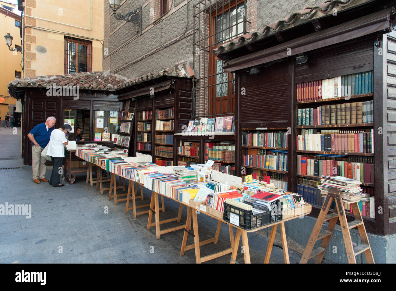 Menschen Surfen zweiter hand Buch stand, Libreria San Gines, Madrid, Spanien Stockfoto