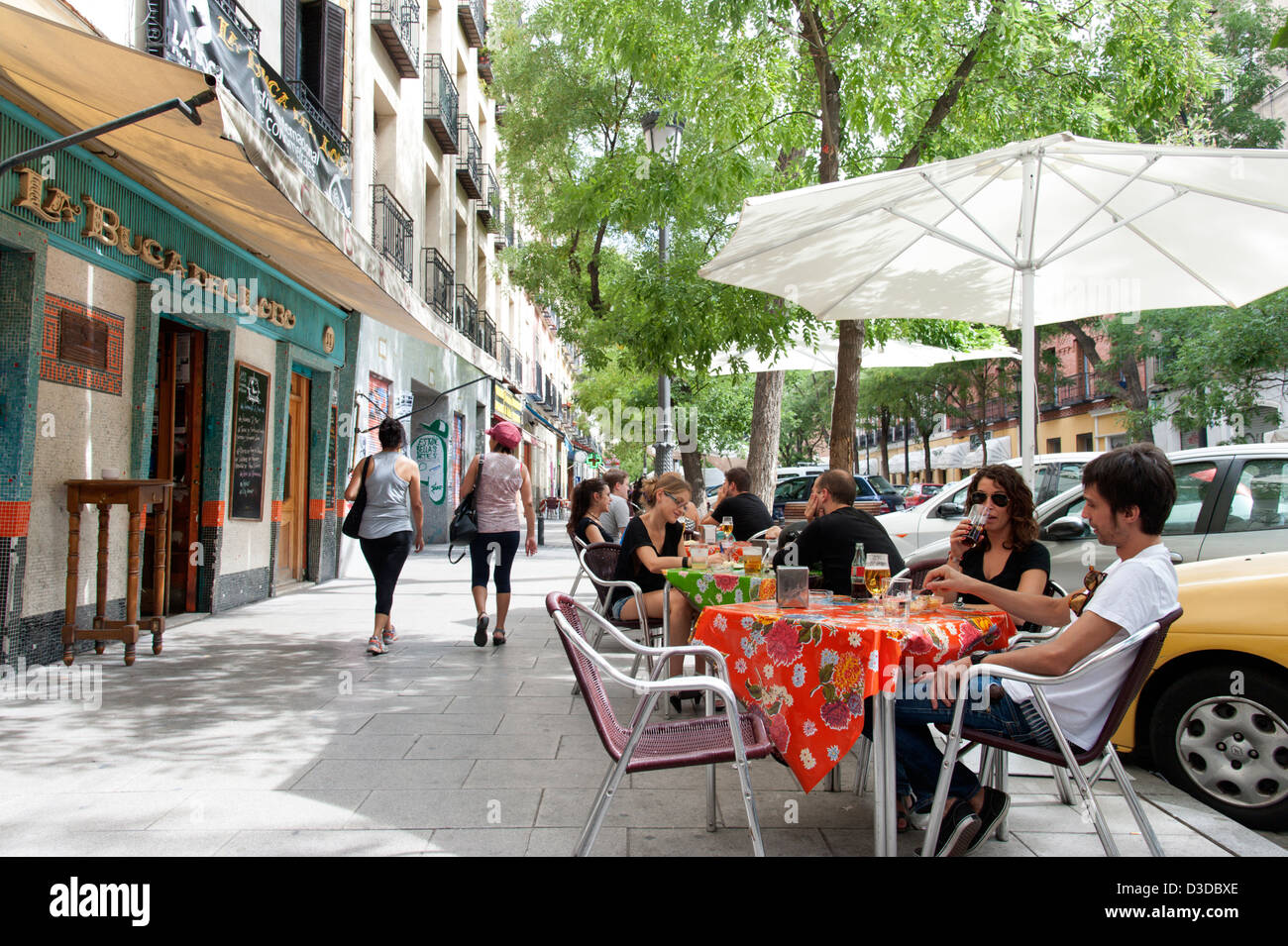 Bar Tisch draußen auf der Calle Argumosa in Lavapies, Madrid, Spanien Stockfoto