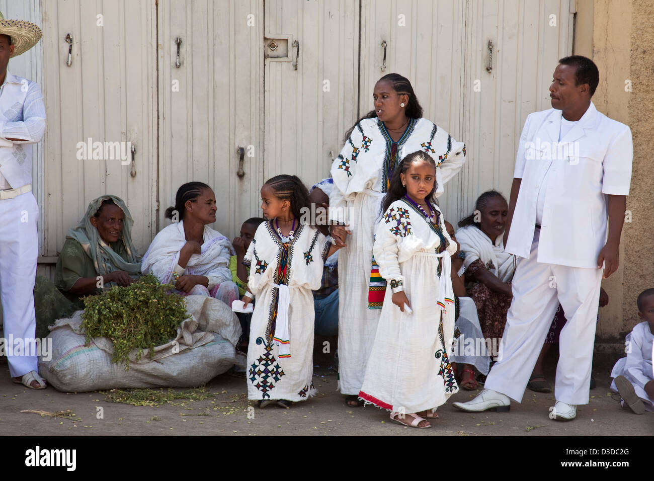 Eine äthiopische Familie wartet darauf, dass die Prozession zum Pass, Timkat (fest der Epiphanie), Gondar, Äthiopien Stockfoto