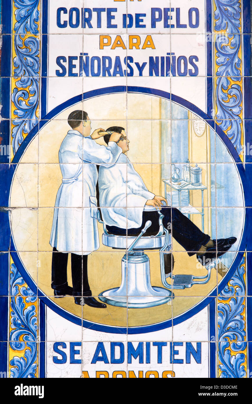 Alte keramische Fliesen der Gran Peluqueria Vallejo Herren Friseur, Lavapies, Madrid, Spanien Stockfoto