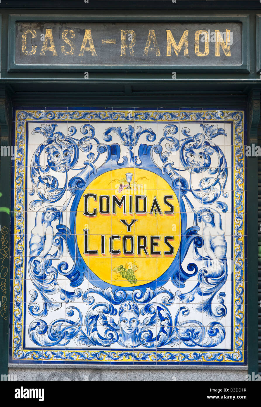 Schild aus traditionellen Keramikfliesen außerhalb Bar Casa Ramon, Madrid, Spanien Stockfoto
